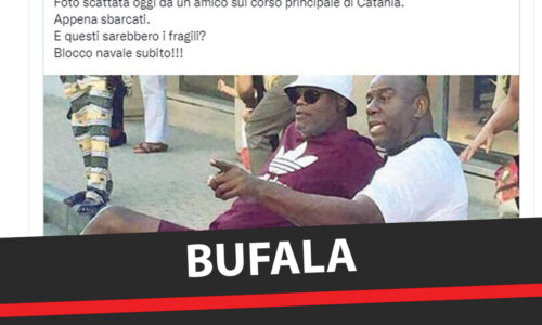 #Oscardellabufala2022 No! Questa foto non ritrae migranti sbarcati a Catania: sono Samuel L. Jackson e Magic Johnson a Forte dei Marmi fonte @Open_gol