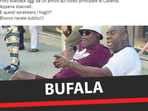 #Oscardellabufala2022 No! Questa foto non ritrae migranti sbarcati a Catania: sono Samuel L. Jackson e Magic Johnson a Forte dei Marmi fonte @Open_gol